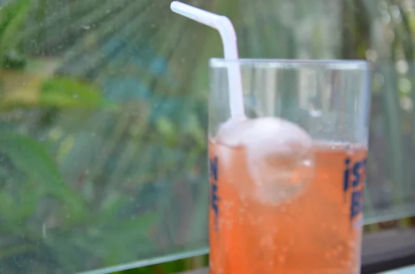 Cocktail rinfrescante sul tavolo da spiaggia . — Foto Stock