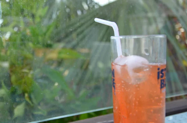 Erfrischender Cocktail auf dem Strandtisch. — Stockfoto