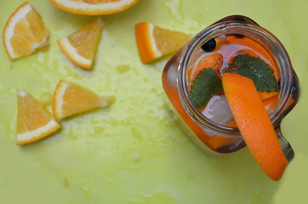 Portakal, yabanmersini ve nane ile detoks suyu. Buz gibi yaz kokteyli ya da cam mason kavanozunda limonata, diyet, vücut temizleme, sağlıklı yaşam tarzı.