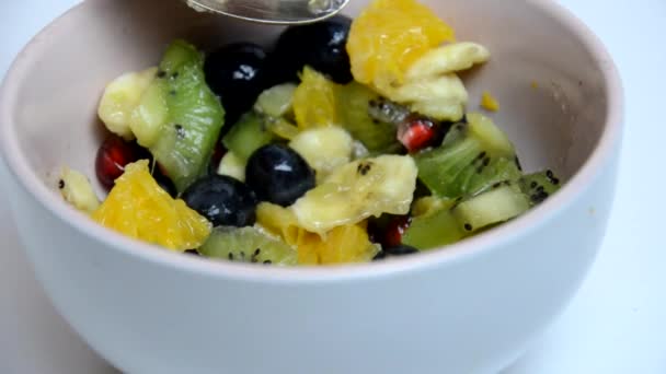 Corta e descasca romã vermelha suculenta fresca de uma salada de fruto. Fruta no fundo. Dieta, poucas calorias, vegetarianismo, vitaminas naturais. Close-up de mulher mão cortar romã a bordo. Vista lateral. — Vídeo de Stock