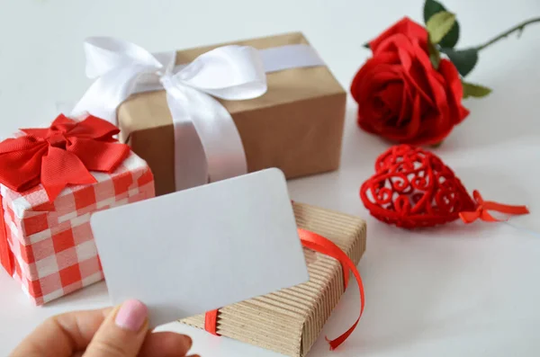 Chica Tiene Una Tarjeta Blanco Sin Una Inscripción Fondo Regalos — Foto de Stock