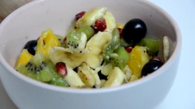 Meyve salatası yiyen kız. Diyet, beyaz kasede sağlıklı meyve salatası - sağlıklı kahvaltı, kilo verme konsepti