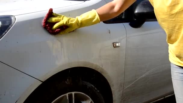 Close-up Of Hand in gelben Handschuhen mit einem Lappen waschen verschiedene Maschinenteile Pinsel Waschen weiß Auto — Stockvideo