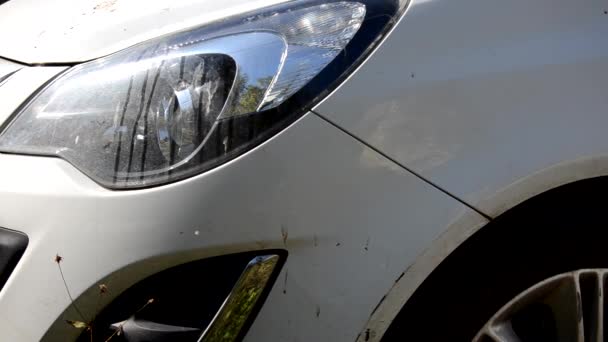 Primer plano de la mano en guantes amarillos con un trapo lavar varias piezas de la máquina Cepillo Lavado coche blanco — Vídeos de Stock