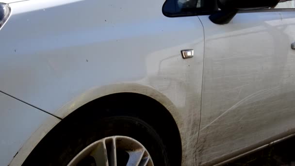 Close-up van Hand in gele handschoenen met een doek was verschillende machine onderdelen Borstel Wassen witte auto — Stockvideo