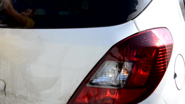 Close-up van Hand in gele handschoenen met een doek was verschillende machine onderdelen Borstel Wassen witte auto — Stockvideo