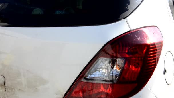 Primer plano de la mano en guantes amarillos con un trapo lavar varias piezas de la máquina Cepillo Lavado coche blanco — Vídeos de Stock