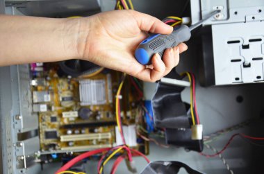 Bilgisayarı tamir eden teknisyenin ellerinde yakın çekim.