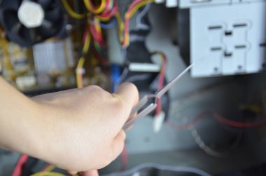 Bilgisayarı tamir eden teknisyenin ellerinde yakın çekim.