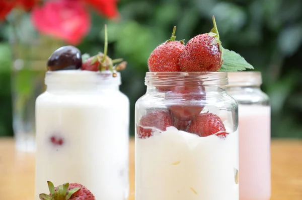 Sağlıklı Kahvaltı Yapımı Puding Veya Yoğurt Taneciği Çilek Kiraz Hanımeli — Stok fotoğraf