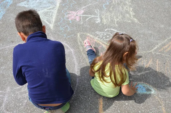 Junge Und Mädchen Zeichnen Mit Kreide Hause Waisenkindertraum Kinder Malen — Stockfoto