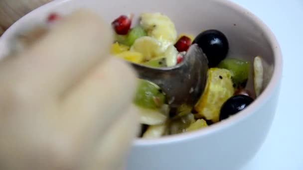 Chica comiendo ensalada de frutas. Dieta, ensalada de frutas saludables en el tazón blanco - desayuno saludable, concepto de pérdida de peso — Vídeos de Stock