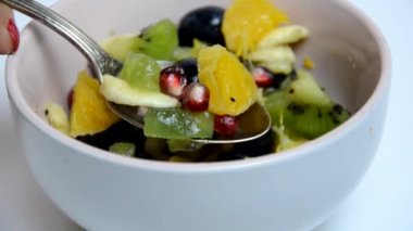 Meyve salatası yiyen kız. Diyet, beyaz kasede sağlıklı meyve salatası - sağlıklı kahvaltı, kilo verme konsepti