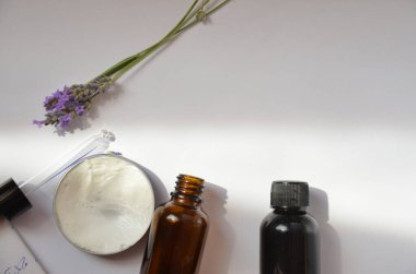 Lavanta vücut bakım ürünleri. Aromaterapi, spa ve doğal sağlık konsepti