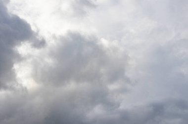 Mavi gökyüzünde beyaz bulutlar. Güneş