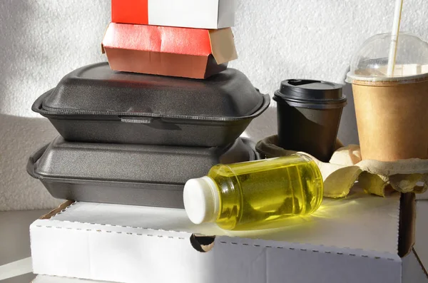 食品配達の容器 箱の中のピザ ガラスの中のコーヒー ボトルの中のジュース サラダ付きのプラスチック容器 検疫中の食品の配達 — ストック写真