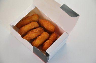 Fries ve Chicken Nugget. Paket servisi, yemek teslimatı.