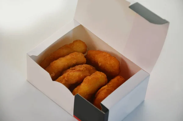 Fries ve Chicken Nugget. Paket servisi, yemek teslimatı.