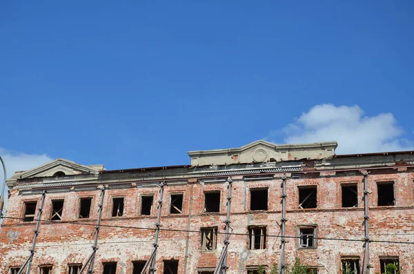 Façade en brique d'un vieux bâtiment abandonné avec fenêtres. — Photo