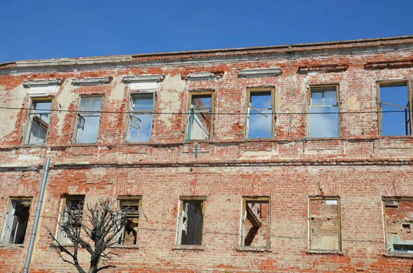 Pencereli terk edilmiş eski bir binanın tuğla cephesi. — Stok fotoğraf