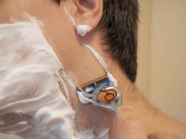 Günlük erkek tıraş prosedürü. Jiletle tıraş olmak..