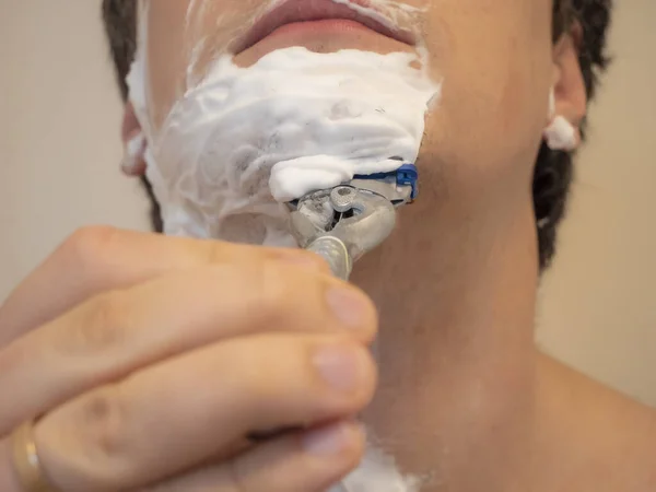 Procedimiento Afeitado Masculino Diario Afeitarse Con Una Navaja —  Fotos de Stock