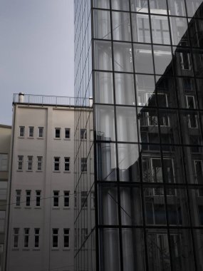 Modern cam önlü ofis kulesinde simetri