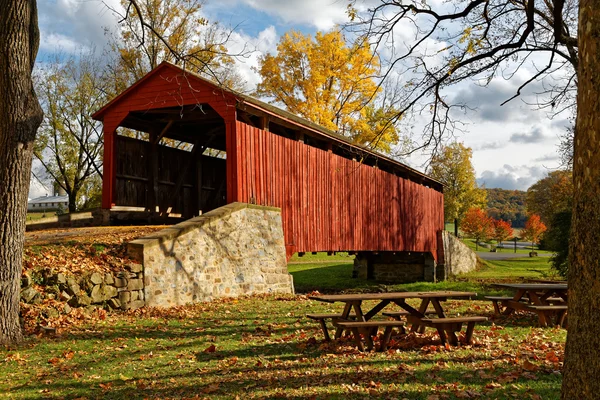 Covered Bridge in Autumn — Stock Photo, Image