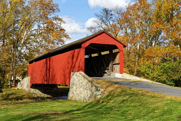 Pont couvert en automne — Photo