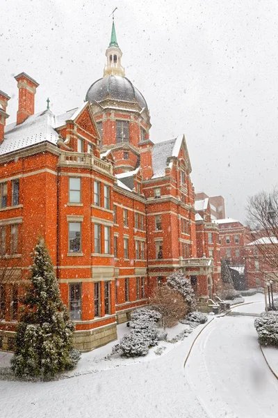Snowfall at Johns Hopkins Hospital in Baltimore — Stock Photo, Image