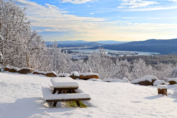 Kar manzaralı piknik masa kaplı — Stok fotoğraf