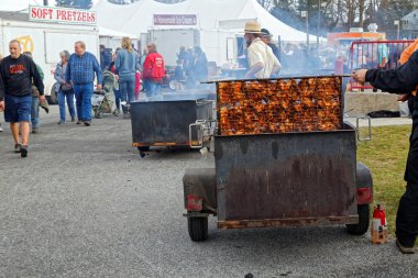 Amish gönüllü tavuk Barbecuing