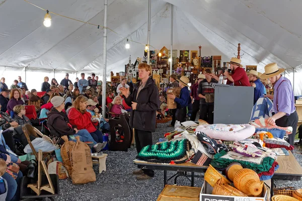 Amish Auctioneers yıllık çamur satışında gönüllü Telifsiz Stok Imajlar