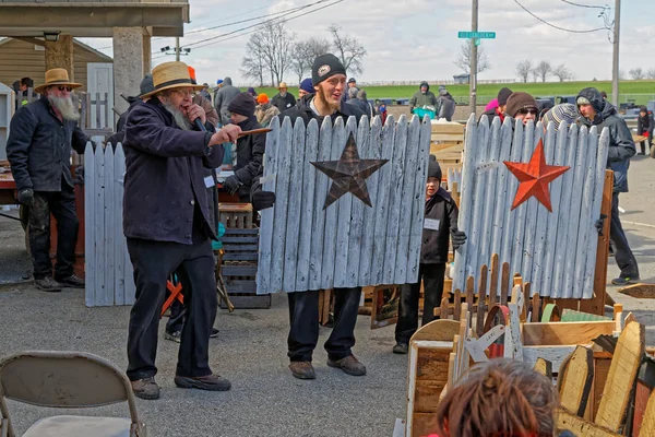 I volontari Amish aiutano all'asta annuale di primavera — Foto Stock