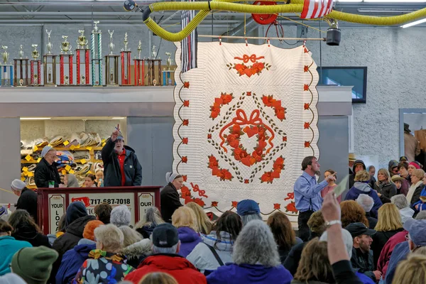 Помощь добровольцам-амишам на ежегодном аукционе одеял — стоковое фото