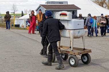 Amish çocuklar sıkma makinesi teslim