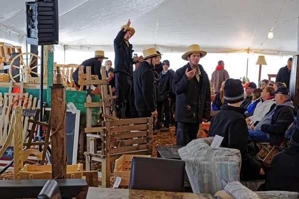 Волонтеры-амиши продают мебель и ремесла — стоковое фото