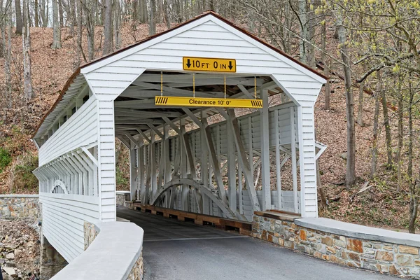 Die knox überdachte Brücke im Talschmiedepark — Stockfoto