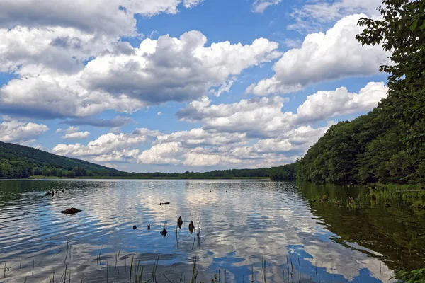 Hermosas reflexiones en la nube en el lago — Foto de Stock