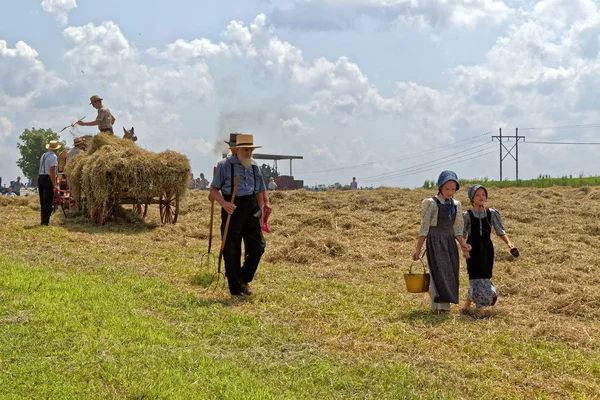 Meisjes dragen Water voor de bemanning van Hay — Stockfoto