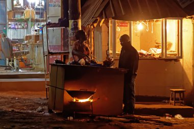 Yemek ve hava karardıktan sonra satış Afrika sokak satıcıları