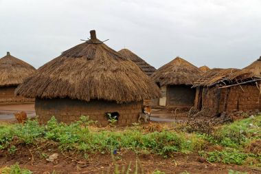 Bir yağmurlu günde Afrika kulübelerde Uganda 