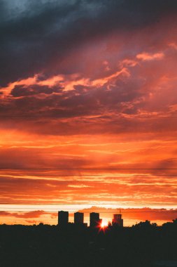 Şehrin üzerinde sihirli günbatımı