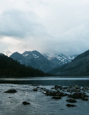 Dağlarda buz gölü