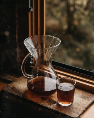 Pencerede koyu kahve.