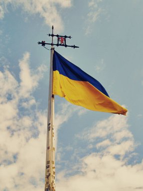 Lviv Ukrayna ulusal bayrak. Galiçya. Eski şehir. Seyahat, turizm. 