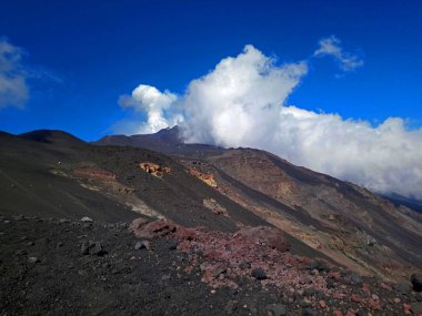 Etna Volkanı, Sicilya, Catania, İtalya. Patlama. Yürüyüş, yürüyüş, turizm, seyahat. Lav, taş, top. Mobil fotoğraf