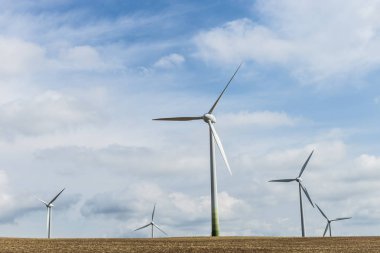 Rüzgar türbinleri rüzgar elektrik santrallar (rüzgar çiftlikleri) oluşur. Rüzgar elektrik santrallar tepesi veya tepelerin üst kısımları üzerinde yerleşiktir ve jeneratörler 30-60 metre yüksekliğinde kule üzerinde yüklü olan.