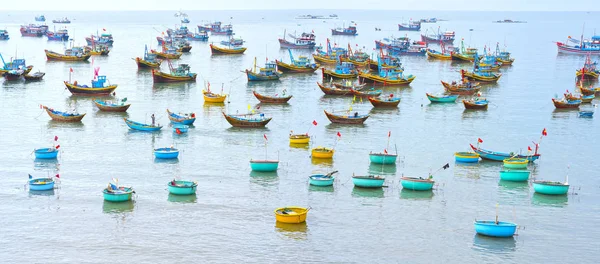 Aldeia de pesca e barcos de pesca tradicionais vietnamitas — Fotografia de Stock