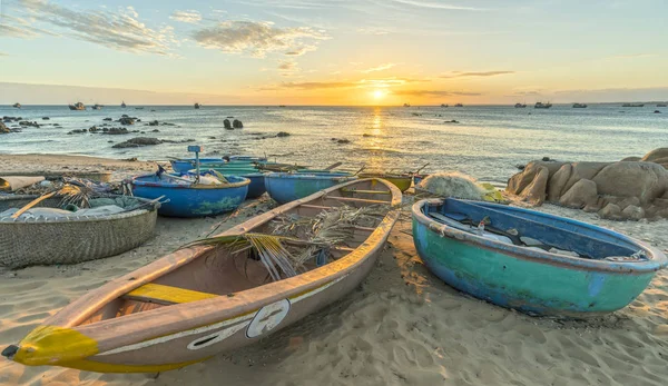 漁村で、伝統的なベトナム漁船の夕日 — ストック写真